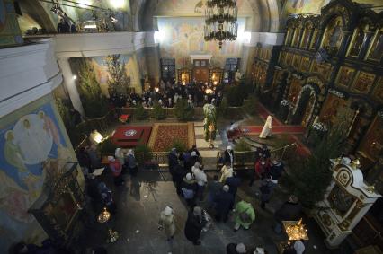 Екатеринбург.  Прихожане во время праздничного богослужения по случаю Рождества Христова в Свято-Троицком кафедральном соборе.