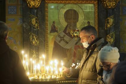 Екатеринбург. Верующие перед Рождественским богослужением в Свято-Троицком кафедральном соборе.
