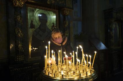 Екатеринбург.  Верующая во время Рождественского богослужения в Свято-Троицком кафедральном соборе.