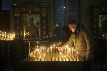 Екатеринбург.  Верующие перед Рождественским богослужением в Свято-Троицком кафедральном соборе.