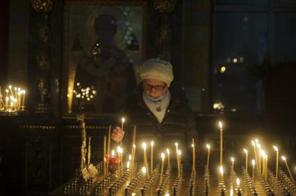 Екатеринбург.  Верующая во время Рождественского богослужения в Свято-Троицком кафедральном соборе.