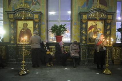 Екатеринбург.  Верующие перед Рождественским богослужением в Свято-Троицком кафедральном соборе.
