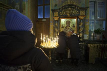 Екатеринбург.  Верующие перед Рождественским богослужением в Свято-Троицком кафедральном соборе.