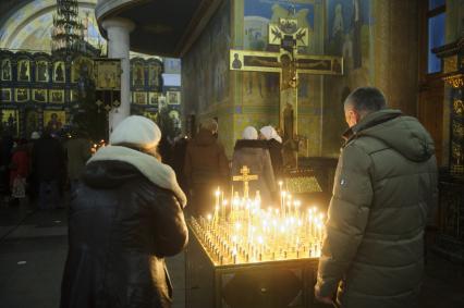 Екатеринбург. Верующие перед Рождественским богослужением в Свято-Троицком кафедральном соборе.