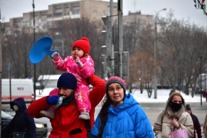 Москва.  Семья на прогулке.