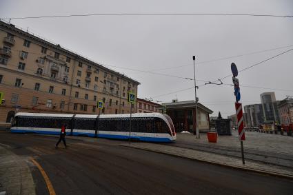 Москва.   Трамвай с новогодним оформлением на улице города.