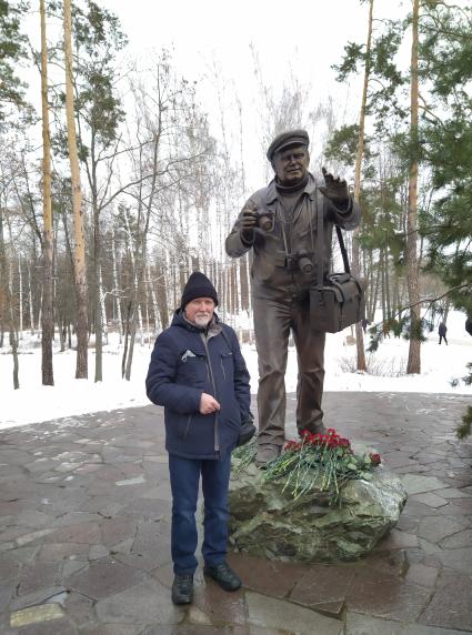 Воронеж. Скульптор, автор памятника В.М.Пескову Александр Козинин во время церемонии открытия памятника журналисту, писателю Василию Пескову.