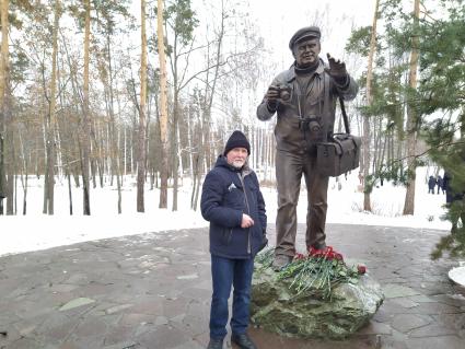 Воронеж. Скульптор, автор памятника В.М.Пескову Александр Козинин во время церемонии открытия памятника журналисту, писателю Василию Пескову.