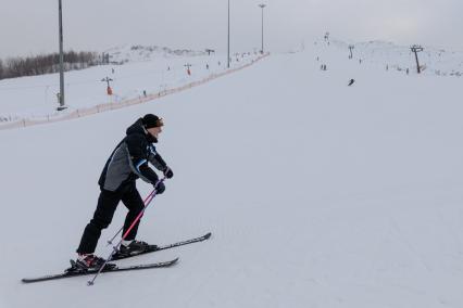 Московская область, Балашиха. Лыжник на склоне горнолыжного курорта `Лисья Гора`.