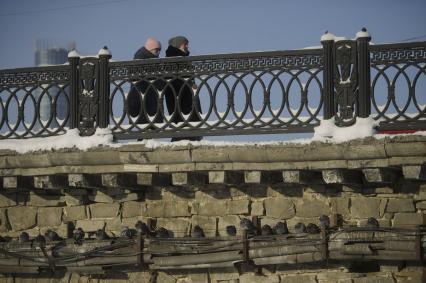 Екатеринбург. Горожане на набережной реки Исеть во время зимних морозов