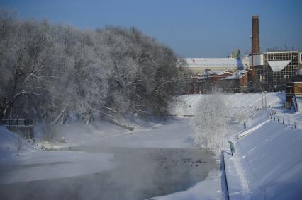 Екатеринбург. Горожане на одной из улиц города во время зимних морозов