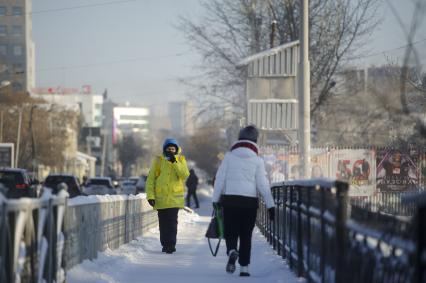 Екатеринбург. Горожане на одной из улиц города во время зимних морозов