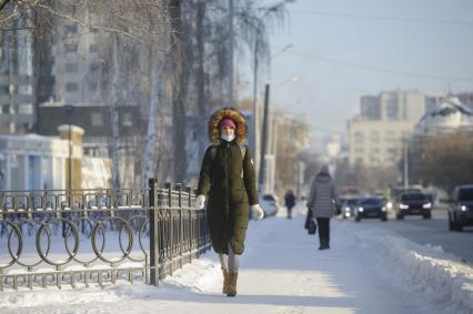 Екатеринбург. Горожане на одной из улиц города во время зимних морозов