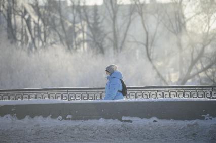 Екатеринбург. Горожане на одной из улиц города во время зимних морозов