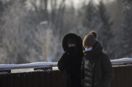 Екатеринбург. Горожане на одной из улиц города во время зимних морозов