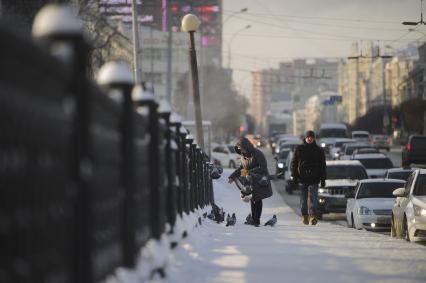 Екатеринбург. Горожане на одной из улиц города во время зимних морозов