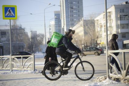 Екатеринбург. Горожане на одной из улиц города во время зимних морозов