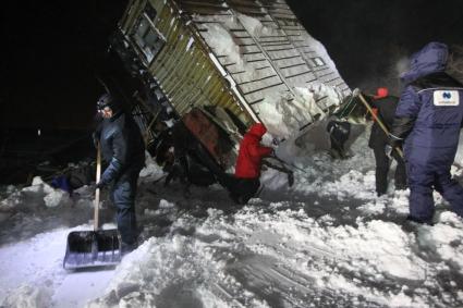 Норильск.  Поисково-спасательные работы на месте схода лавины на горнолыжный комплекс `Гора Отдельная`.