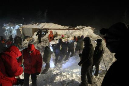 Норильск.  Поисково-спасательные работы на месте схода лавины на горнолыжный комплекс `Гора Отдельная`.