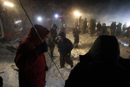 Норильск.  Поисково-спасательные работы на месте схода лавины на горнолыжный комплекс `Гора Отдельная`.