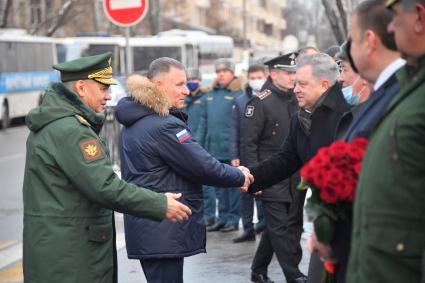 Москва. Министр обороны РФ Сергей Шойгу (слева) и министр РФ по делам гражданской обороны, чрезвычайным ситуациям и ликвидации последствий стихийных бедствий Евгений Зиничев  во время празднования 30 летия создания МЧС у  Главного управления  МЧС России.