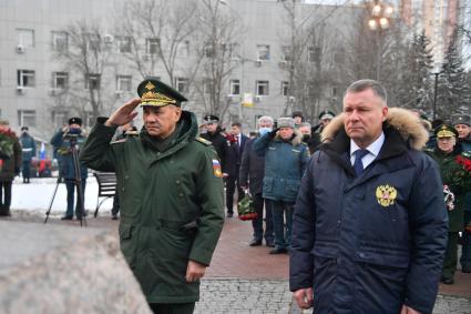 Москва. Министр обороны РФ Сергей Шойгу (слева) и министр РФ по делам гражданской обороны, чрезвычайным ситуациям и ликвидации последствий стихийных бедствий Евгений Зиничев  во время празднования 30 летия создания МЧС у  Главного управления  МЧС России.