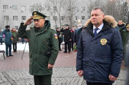 Москва. Министр обороны РФ Сергей Шойгу (слева) и министр РФ по делам гражданской обороны, чрезвычайным ситуациям и ликвидации последствий стихийных бедствий Евгений Зиничев  во время празднования 30 летия создания МЧС у  Главного управления  МЧС России.