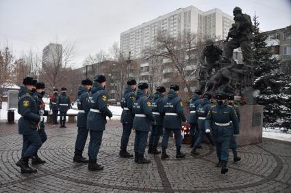 Москва. Возложение цветов к памятнику московским пожарным, спасателям и ветеранам МЧС в день празднования 30 летия создания МЧС у  Главного управления  МЧС России.