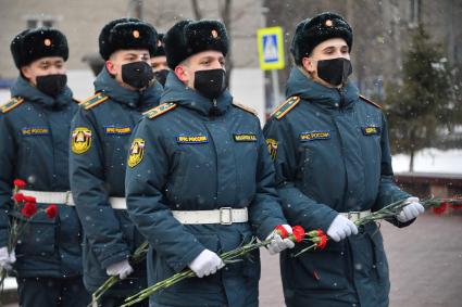 Москва. Возложение цветов к памятнику московским пожарным, спасателям и ветеранам МЧС в день празднования 30 летия создания МЧС у  Главного управления  МЧС России.