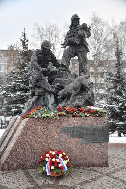 Москва. Возложение цветов к памятнику московским пожарным, спасателям и ветеранам МЧС в день празднования 30 летия создания МЧС у  Главного управления  МЧС России.