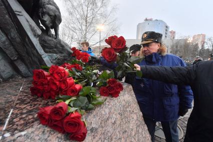 Москва. Торжественное возложение цветов к памятнику  московским пожарным, спасателям и ветеранам МЧС во время празднования 30 летия создания МЧС у  Главного управления  МЧС России.