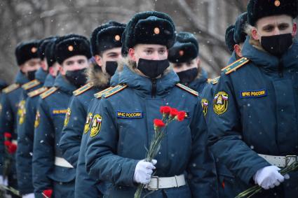 Москва. Возложение цветов к памятнику московским пожарным, спасателям и ветеранам МЧС в день празднования 30 летия создания МЧС у  Главного управления  МЧС России.