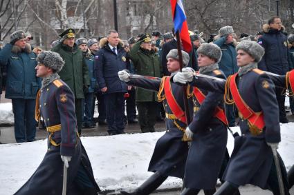 Москва. Первый заместитель министра РФ по делам гражданской обороны, чрезвычайным ситуациям и ликвидации последствий стихийных бедствий Александр Чуприян, министр обороны РФ Сергей Шойгу   и министр РФ по делам гражданской обороны, чрезвычайным ситуациям и ликвидации последствий стихийных бедствий Евгений Зиничев  (слева направо) во время празднования 30 летия создания МЧС у  Главного управления  МЧС России.