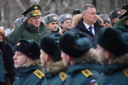 Москва. Министр обороны РФ Сергей Шойгу (слева) и министр РФ по делам гражданской обороны, чрезвычайным ситуациям и ликвидации последствий стихийных бедствий Евгений Зиничев во время празднования 30 летия создания МЧС у Главного управления МЧС России.
