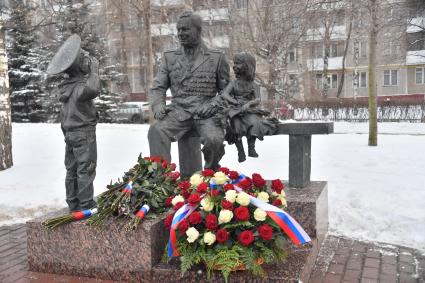 Москва. Возложение цветов к памятнику московским пожарным, спасателям и ветеранам МЧС в день празднования 30 летия создания МЧС у  Главного управления  МЧС России.