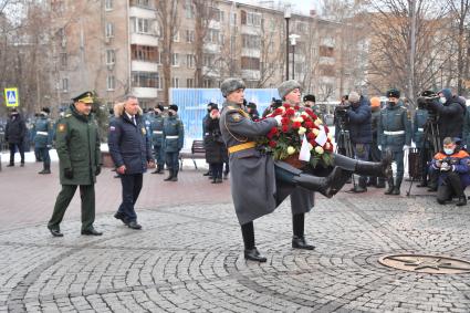 Москва. Министр обороны РФ Сергей Шойгу (слева) и министр РФ по делам гражданской обороны, чрезвычайным ситуациям и ликвидации последствий стихийных бедствий Евгений Зиничев  во время празднования 30 летия создания МЧС у  Главного управления  МЧС России.