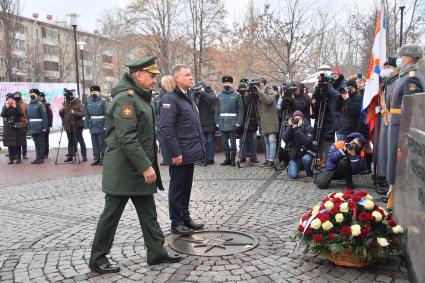 Москва. Министр обороны РФ Сергей Шойгу (слева) и министр РФ по делам гражданской обороны, чрезвычайным ситуациям и ликвидации последствий стихийных бедствий Евгений Зиничев  во время празднования 30 летия создания МЧС у  Главного управления  МЧС России.