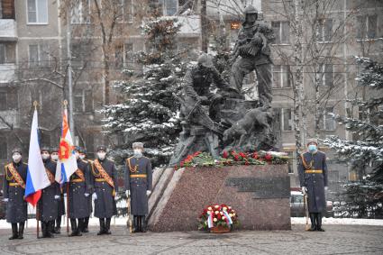 Москва. Возложение цветов к памятнику московским пожарным, спасателям и ветеранам МЧС в день празднования 30 летия создания МЧС у  Главного управления  МЧС России.