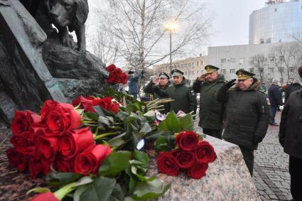 Москва. Торжественное возложение цветов к памятнику  московским пожарным, спасателям и ветеранам МЧС во время празднования 30 летия создания МЧС у  Главного управления  МЧС России.