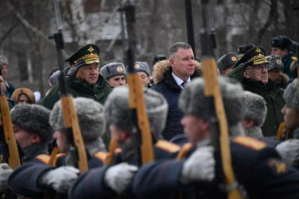 Москва. Министр обороны РФ Сергей Шойгу   и министр РФ по делам гражданской обороны, чрезвычайным ситуациям и ликвидации последствий стихийных бедствий Евгений Зиничев  (слева направо) во время празднования 30 летия создания МЧС у  Главного управления  МЧС России.