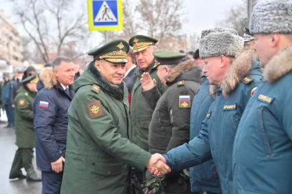 Москва. Министр обороны РФ Сергей Шойгу во время празднования 30 летия создания МЧС у  Главного управления  МЧС России.