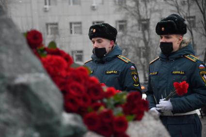 Москва. Возложение цветов к памятнику московским пожарным, спасателям и ветеранам МЧС в день празднования 30 летия создания МЧС у  Главного управления  МЧС России.