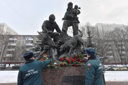 Москва. Возложение цветов к памятнику московским пожарным, спасателям и ветеранам МЧС в день празднования 30 летия создания МЧС у  Главного управления  МЧС России.