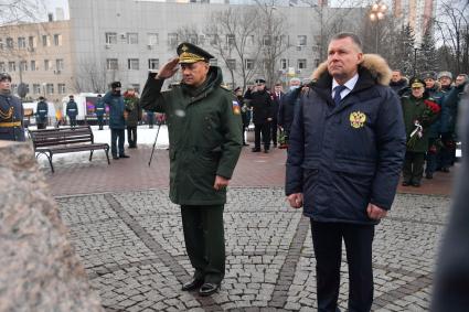 Москва. Министр обороны РФ Сергей Шойгу (слева) и министр РФ по делам гражданской обороны, чрезвычайным ситуациям и ликвидации последствий стихийных бедствий Евгений Зиничев  во время празднования 30 летия создания МЧС у  Главного управления  МЧС России.