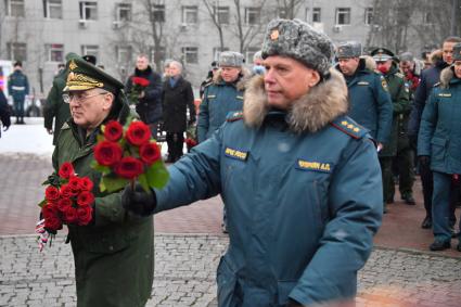 Москва. Первый заместитель министра РФ по делам гражданской обороны, чрезвычайным ситуациям и ликвидации последствий стихийных бедствий Александр Чуприян (справа)  во время празднования 30 летия создания МЧС у  Главного управления  МЧС России.