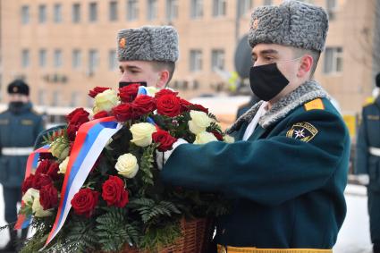 Москва. Возложение цветов к памятнику московским пожарным, спасателям и ветеранам МЧС  в день празднования 30 летия создания МЧС у  Главного управления  МЧС России.