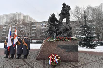 Москва. Возложение цветов к памятнику московским пожарным, спасателям и ветеранам МЧС в день празднования 30 летия создания МЧС у  Главного управления  МЧС России.