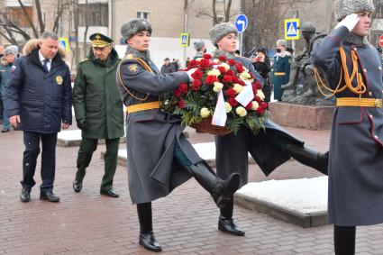 Москва. Возложение цветов к памятнику московским пожарным, спасателям и ветеранам МЧС в день празднования 30 летия создания МЧС у  Главного управления  МЧС России.