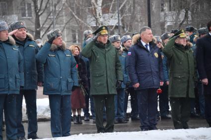 Москва. Первый заместитель министра РФ по делам гражданской обороны, чрезвычайным ситуациям и ликвидации последствий стихийных бедствий Александр Чуприян, министр обороны РФ Сергей Шойгу   и министр РФ по делам гражданской обороны, чрезвычайным ситуациям и ликвидации последствий стихийных бедствий Евгений Зиничев  (слева направо) во время празднования 30 летия создания МЧС у  Главного управления  МЧС России.