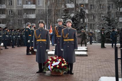 Москва. Возложение цветов к памятнику московским пожарным, спасателям и ветеранам МЧС  в день празднования 30 летия создания МЧС у  Главного управления  МЧС России.